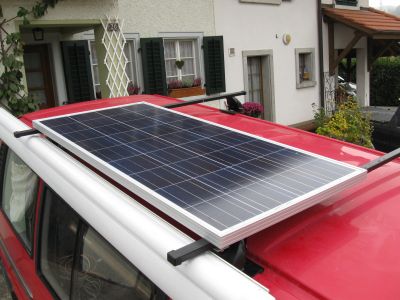 Das montierte Solarpanel auf dem Dachträger des VW-Buses