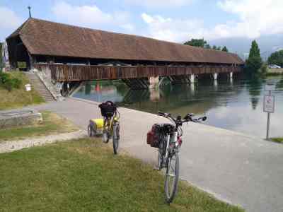 Unsere beiden E-Bike\'s vor der historischen Brücke in Wangen an der Aare