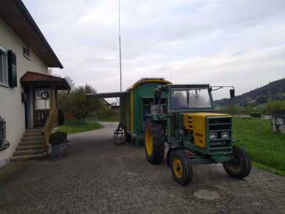 Funkanhänger vor dem Haus des ehemaligen Arbeitskollegen