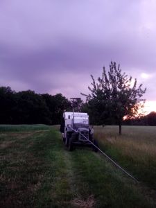 Diese dunkle Wolke gefällt mir nicht, daher Mast einziehen und Antenne bereit machen zum einfahren