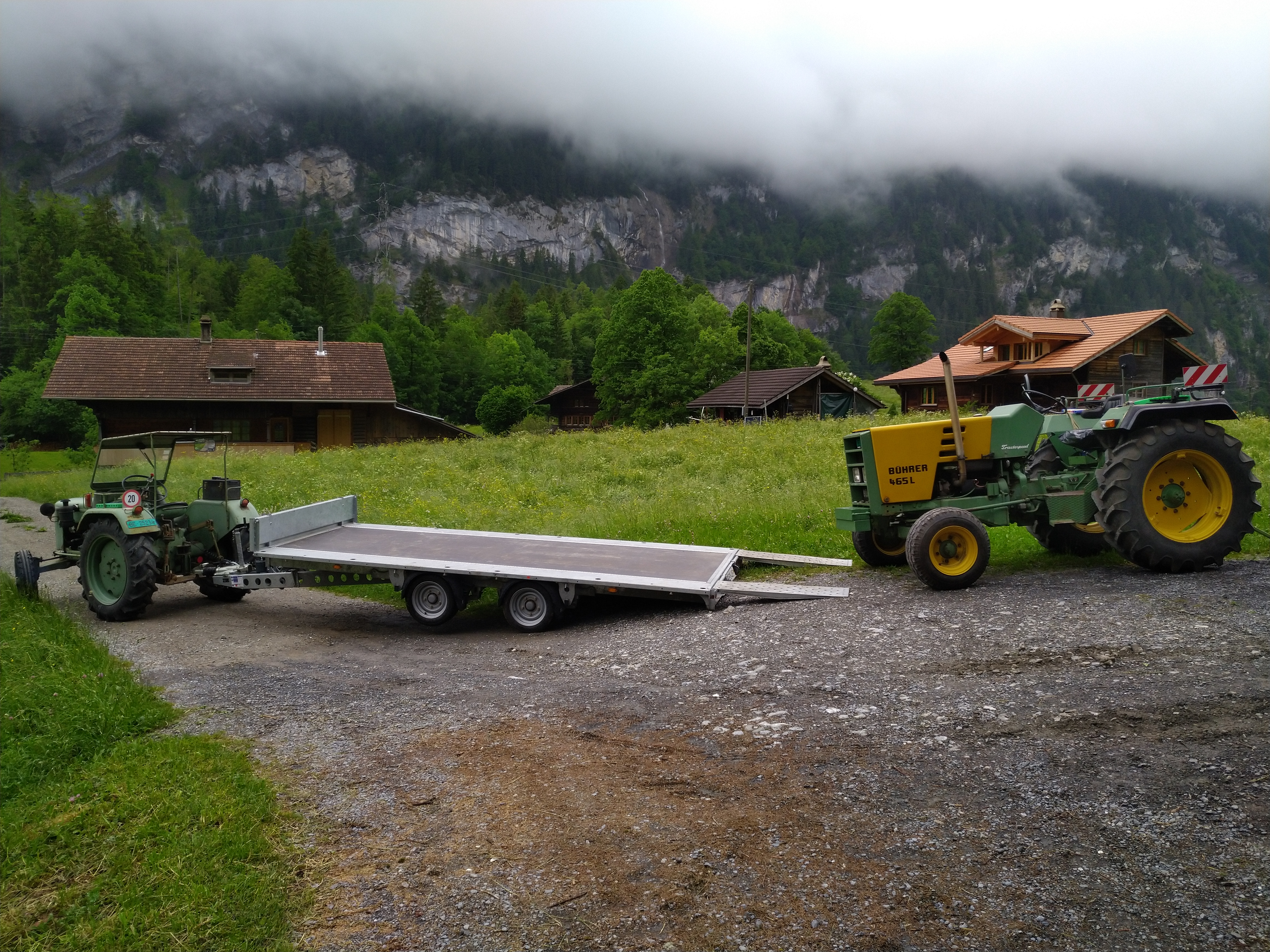 So weit alles bereit um den 'neuen' mit einem weiteren Traktor auf den Anhänger zu schieben