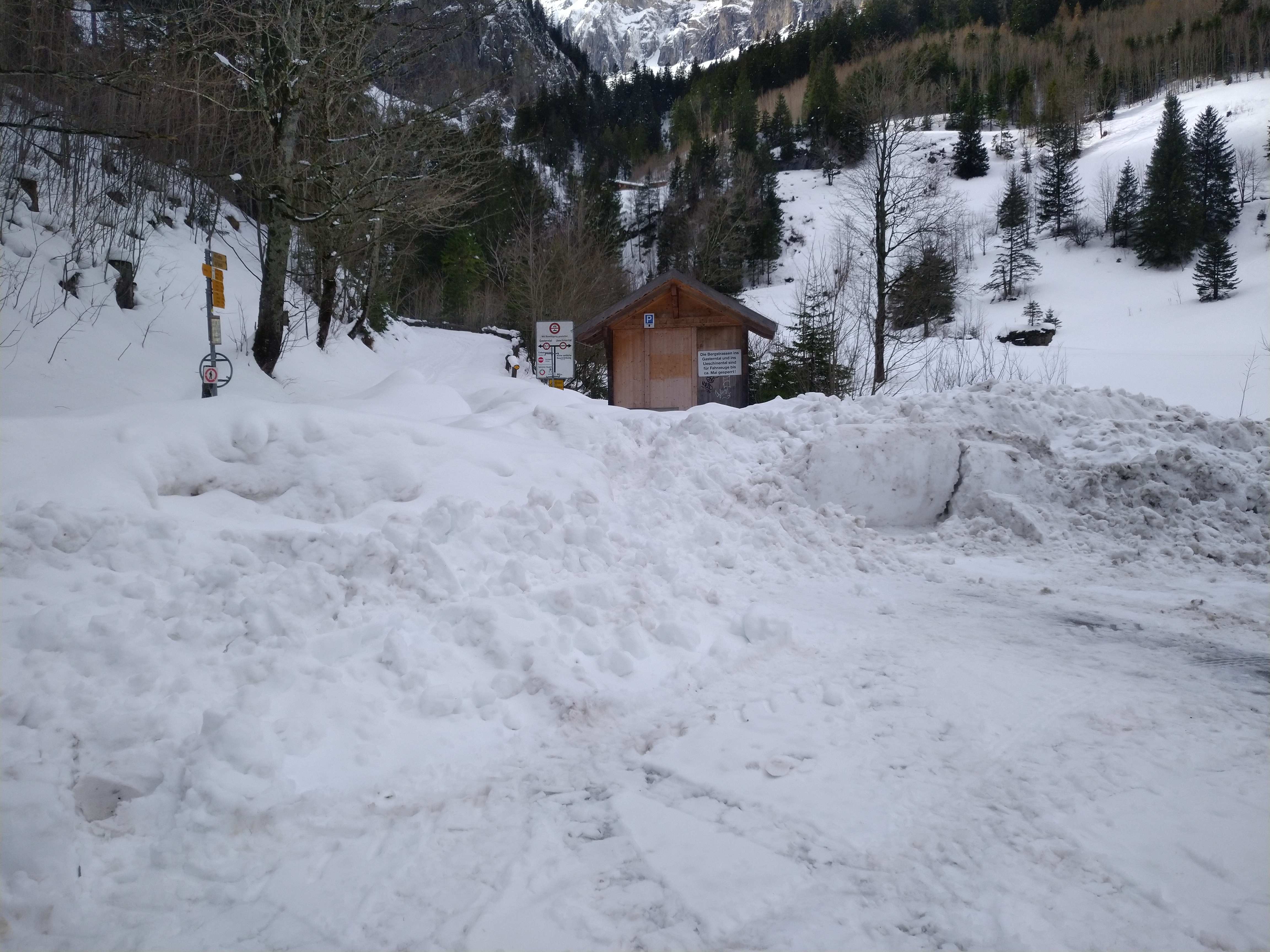 Vor dem Ticketautomat für das Ueschinen- und Gasterntal liegt momentan zuviel Schnee