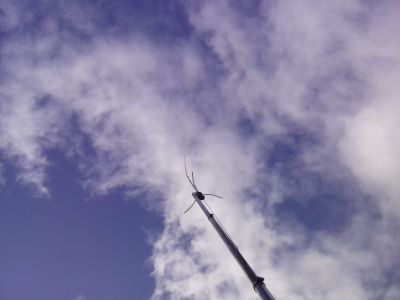 Antenne vom mobilen Funkshack wiegt sich im Wind